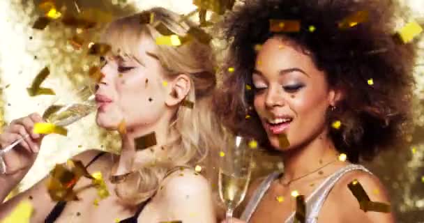 新しい年のパーティー お祝いイベントやダンスミュージックフェスティバルで女性 シャンパンや秋のコンフェッティを踊ります 肖像画 笑顔や幸せなダンスの友人やナイトクラブ ディスコやDjコンサートでお酒を飲む — ストック動画