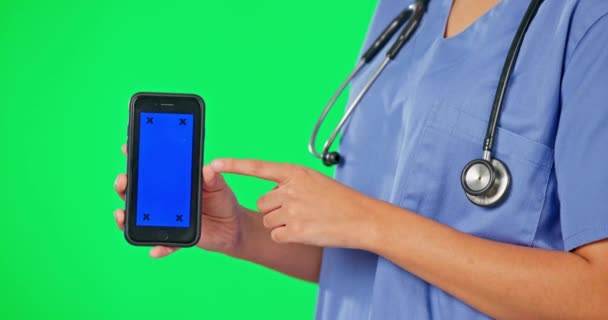 携帯アプリのモックアップのための緑の画面 電話や親指を上に医師の手 ポインティングとOkサイン 医療サービス テレヘルスのためのスマートフォン付きのヘルスケア デジタルと女性看護師 — ストック動画
