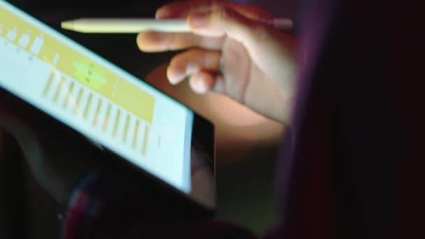 Digital Pen Tablet Night Designer Planning Data Research Screen Creative — Vídeo de stock