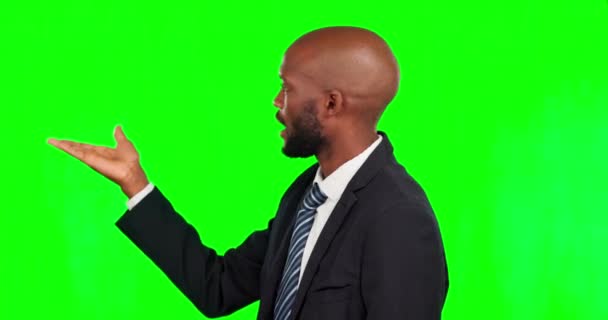 スタジオの背景に対する製品配置のための緑の画面上で話を黒人男性 ビジネスやプレゼンテーション クロマキー モックアップに関するアイデアや戦略を説明するアフリカ系アメリカ人実業家の肖像 — ストック動画
