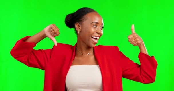 与一个黑人女人相反 并在工作室的绿色屏幕背景上与她进行评论 一项调查 一个有魅力的年轻女性说 的图标和冲突 — 图库视频影像