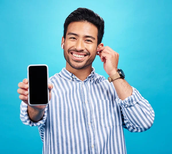 Homem Asiático Telefone Tela Mockup Com Fones Ouvido Para Ouvir — Fotografia de Stock