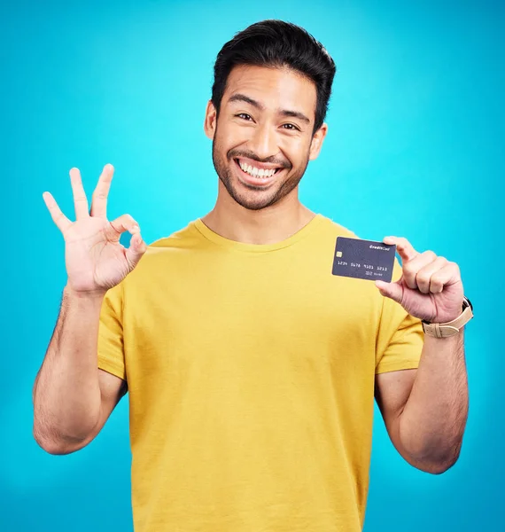 Tamam Kredi Kartı Portredeki Adam Mavi Arka Planda Alışveriş Ticaret — Stok fotoğraf