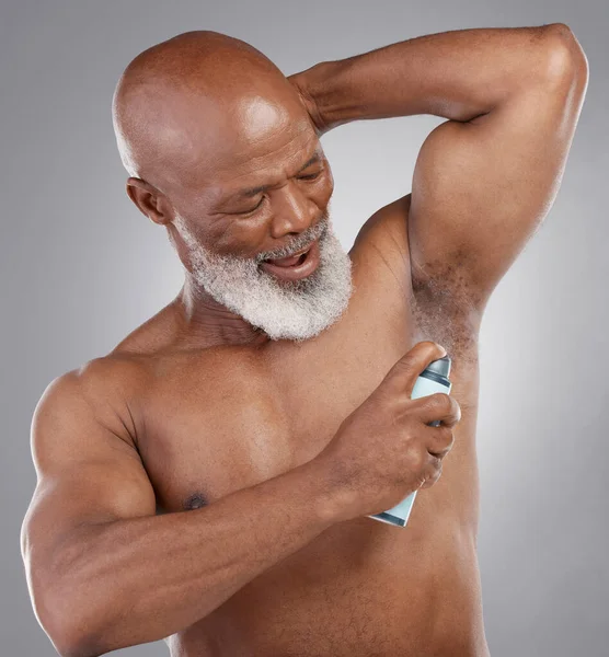 Uomo Anziano Con Ascella Spray Deodorante Toelettatura Bellezza Profumo Cosmetico — Foto Stock