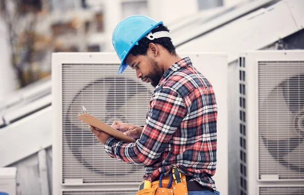 Technicus Checklist Airconditioning Inspectie Het Dak Voor Veiligheid Vermogen Onderhoud — Stockfoto