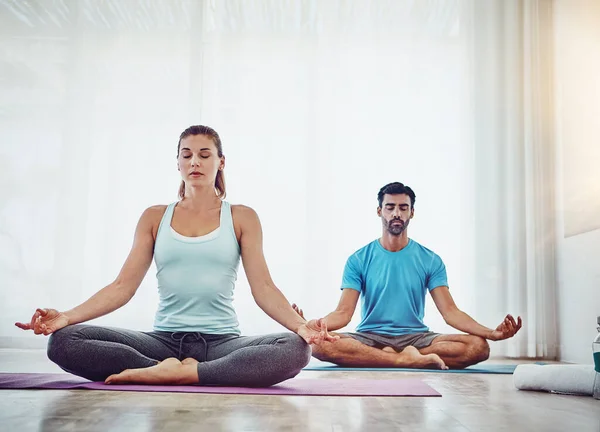 Leren Loslaten Intimiteit Ervaren Een Paar Die Thuis Yoga Beoefenen — Stockfoto