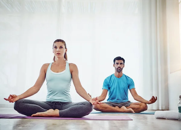 Inhaleer Liefde Adem Vrede Uit Een Paar Die Thuis Yoga — Stockfoto