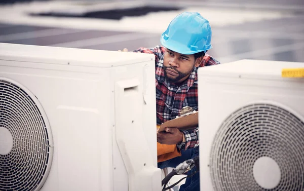 Technicus Klembord Airconditioner Inspectie Het Dak Veiligheid Macht Onderhoud Elektricien — Stockfoto