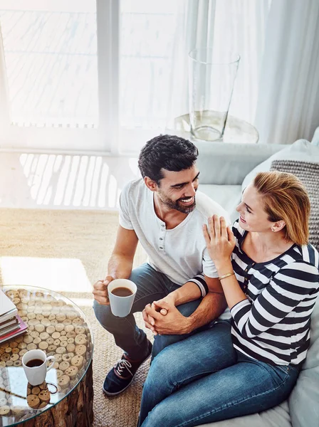 他们理解沟通的重要性 一对深情的年轻夫妇在家里喝咖啡的高角镜头 — 图库照片