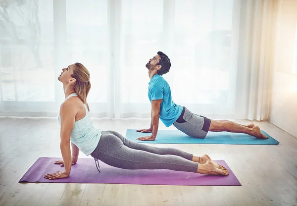 Yoga Lässt Sie Sich Geerdeter Und Achtsamer Fühlen Ein Paar — Stockfoto
