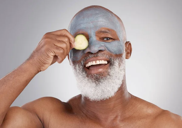 Mascarilla Facial Pepino Hombre Negro Con Sonrisa Retrato Belleza Cuidado — Foto de Stock