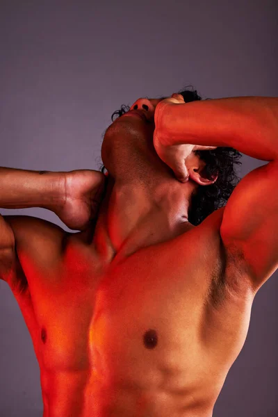 Červené Světlo Tělo Muž Studiu Uměleckým Osvětlením Wellness Svaly Fitness — Stock fotografie