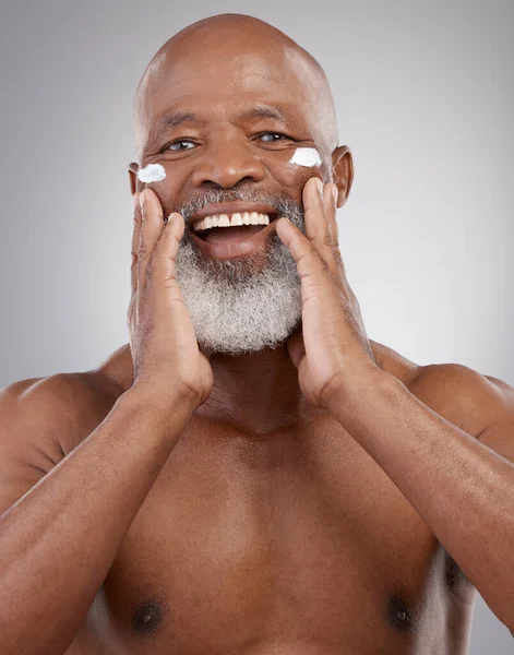 Creme Cuidados Com Pele Rosto Retrato Homem Velho Para Bem — Fotografia de Stock