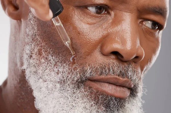 Senior Μαύρο Άνδρα Πρόσωπο Και Ορό Πετρελαίου Την Ομορφιά Skincare — Φωτογραφία Αρχείου