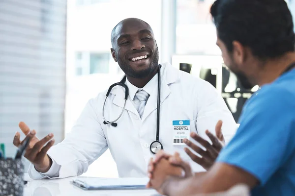 Чорний Чоловік Лікар Медсестра Спілкуються Лікарні Медичною Консультацією Охорона Здоров — стокове фото
