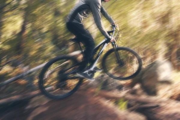 Ciclismo Desfoque Movimento Esportivo Homem Uma Bicicleta Uma Estrada Floresta — Fotografia de Stock