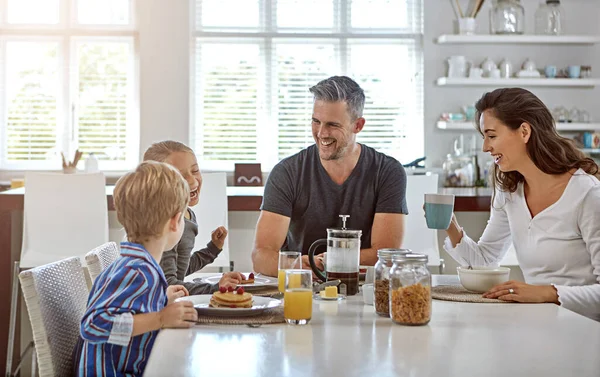 没有人比你的孩子更有趣 一家人一起吃早餐 — 图库照片