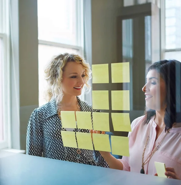 Theyre Full Great Ideas Two Businesswomen Brainstorming Adhesive Notes Glass — Stock Photo, Image