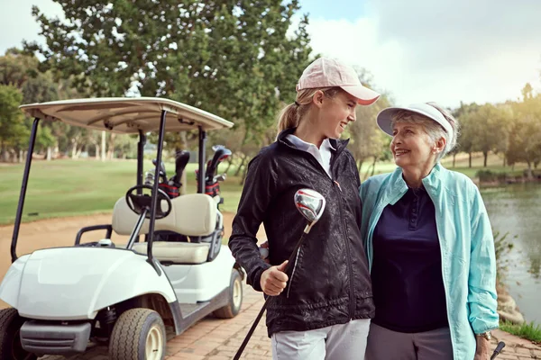 Golf Ich Łączy Starsza Kobieta Jej Dorosła Córka Cieszą Się — Zdjęcie stockowe