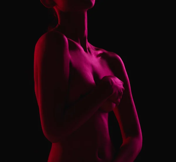 ヌード セクシーで裸の女性の体は 性的欲求のために暗いスタジオの背景に隔離された感じおっぱいをカバーしています アートと肌によってエロ女性モデルとともに手上の胸や胸 — ストック写真