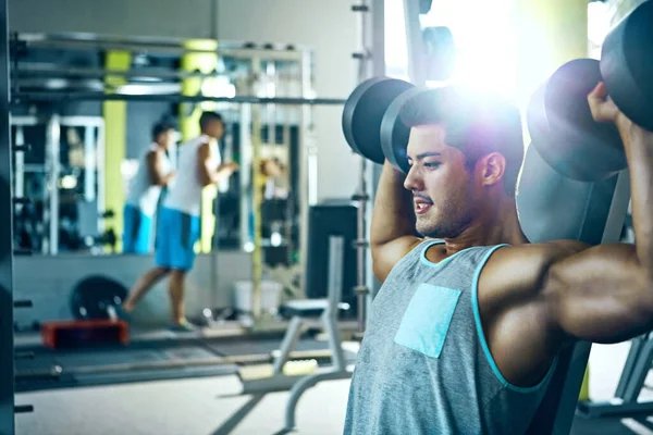 Başarabilirsin Spor Salonunda Üst Vücut Egzersizi Yapan Bir Adam — Stok fotoğraf