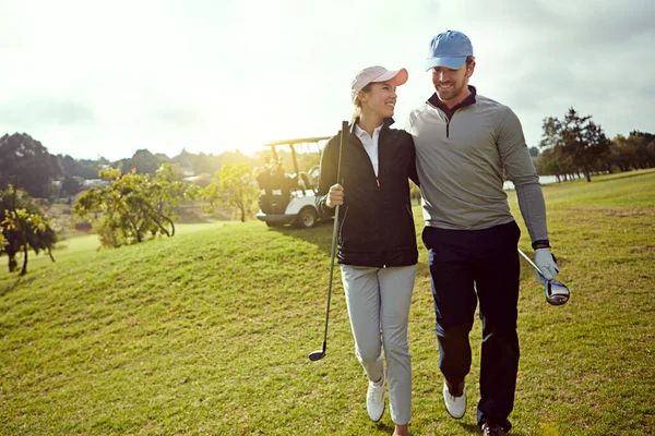 Golf Est Une Grande Escapade Jeune Couple Souriant Profitant Une — Photo