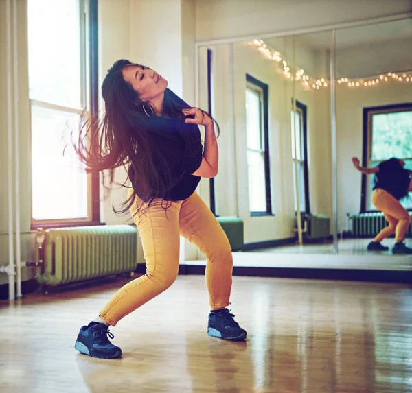 Танцуешь Молодая Женщина Танцует Студии — стоковое фото