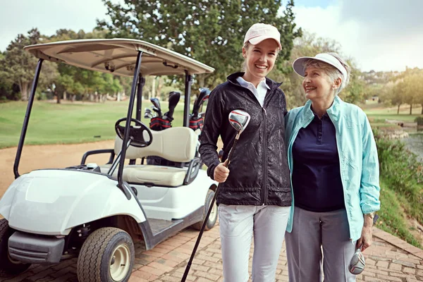 Dobra Gra Golfa Starsza Kobieta Jej Dorosła Córka Cieszą Się — Zdjęcie stockowe