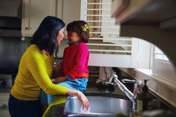 Giggles Keuken Een Jonge Moeder Haar Dochter Bonding Door Keuken — Stockfoto