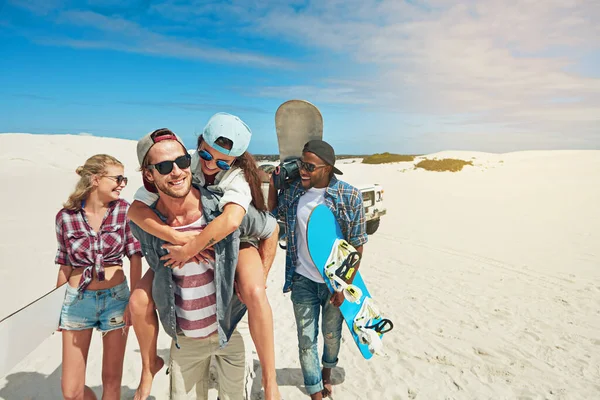 Sand Boarding Adventure Group Young Friends Sandboarding Desert — Stock Photo, Image