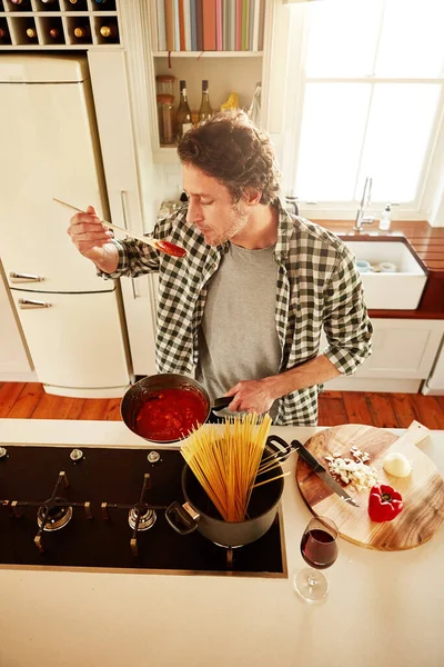 Confie Sempre Num Cozinheiro Que Prove Sua Própria Comida Homem — Fotografia de Stock
