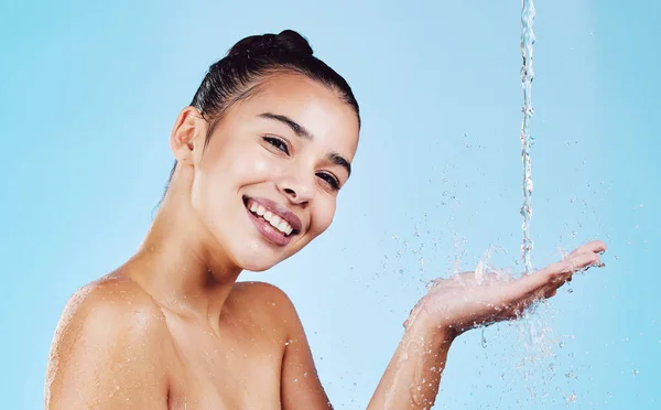 Wassertropfen Hautpflege Und Frauenporträt Mit Lächeln Für Gesundheit Wohlbefinden Und — Stockfoto