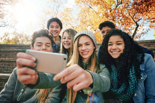 Selfies Eller Hände Det Inte Grupp Unga Vänner Som Poserar — Stockfoto