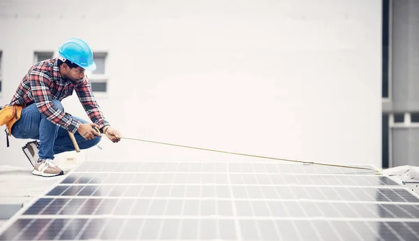 Άνθρωπος Ηλιακό Πάνελ Και Μέτρο Ταινία Για Συντήρηση Οροφής Φωτοβολταϊκών — Φωτογραφία Αρχείου