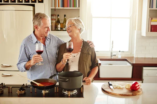 Youre Flirt Senior Couple Enjoying Glass Wine While Cooking Supper — Stock Photo, Image