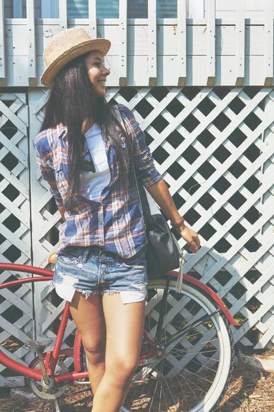 彼女は自転車に乗るのが好きだ 公園で自転車に乗っている美しい若い女性が — ストック写真