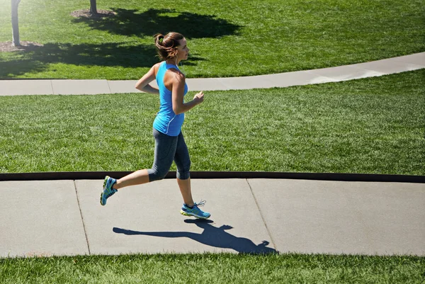 Koşmayı Seviyorum Çünkü Basit Koşarken Müzik Dinleyen Genç Bir Kadın — Stok fotoğraf