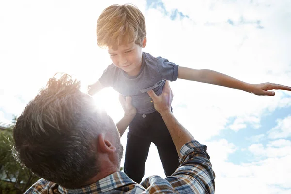 Repülni Tanítja Fiát Egy Apa Felemeli Fiát Levegőbe — Stock Fotó