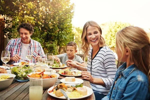 家庭时间是最好的时间 一家人在户外一起吃午饭 — 图库照片