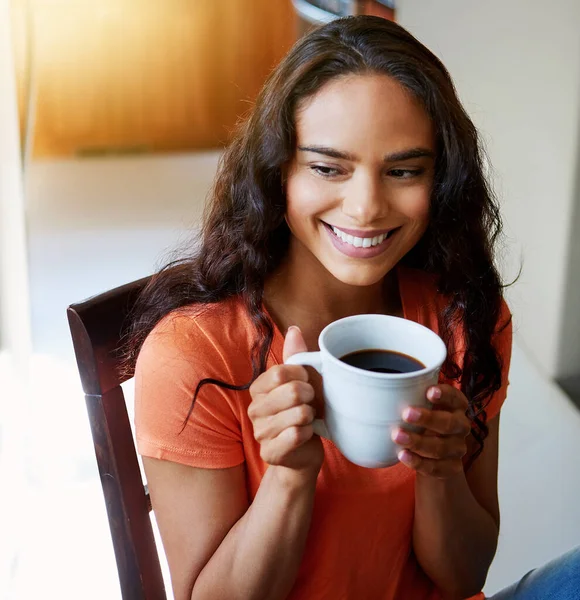 Güne Bir Fincan Taze Kahveyle Başlıyor Gülümseyen Genç Bir Kadın — Stok fotoğraf