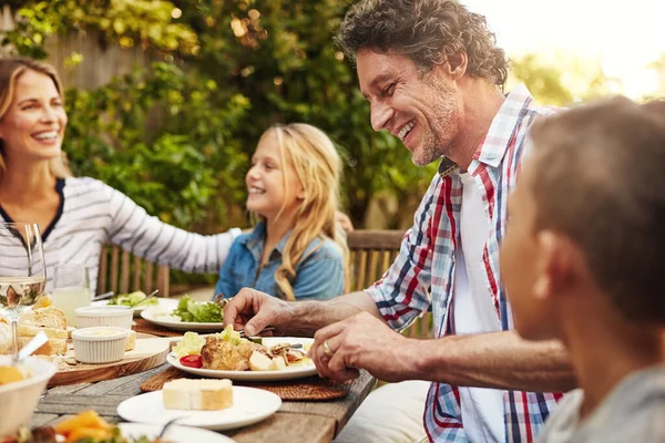 Als Eten Deelt Deel Liefde Een Familie Die Samen Buiten — Stockfoto