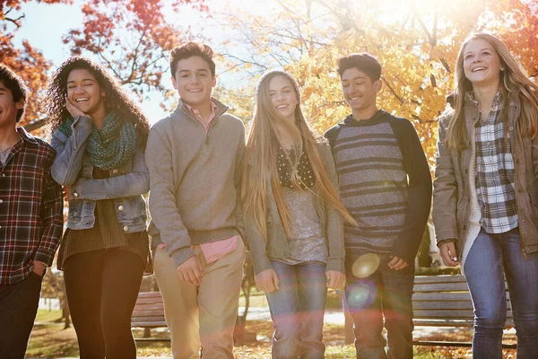 我们的未来是光明的 一群青少年朋友在外面共度秋日 — 图库照片