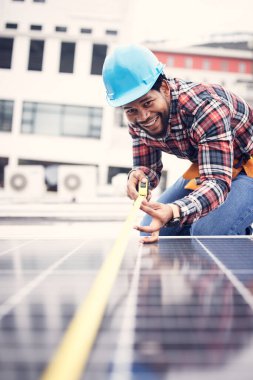 Mühendis, çatıdaki bantlama ya da güneş paneli yenilenebilir enerji ya da geliştirme için. Afrikalı teknisyen gülümsemesi, fotovoltaik sistem veya ölçülü çatı kurulumu.