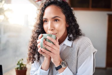 Kahve dükkanı, yüz ya da dinlenme. Sıcak çikolata, çay fincanı ya da sabah hidrasyon sağlığında müşteri içeceği içen bir kadın. Restoran, kafe ya da dükkan müşterisi latte içeceği, insan düşüncesi ya da servis fikri ile.