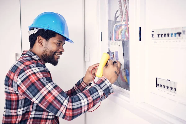 Elektricien Multimeter Elektrische Schakelkast Happy Man Controleren Kabel Stroom Draad — Stockfoto