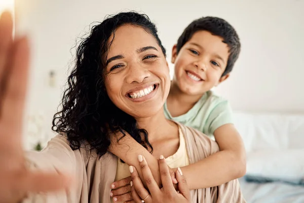 Gülümse Çocuklu Selfie Anne Kucaklaşır Sevgilerini Sunar Evlerinde Birbirlerine Bağlanırlar — Stok fotoğraf