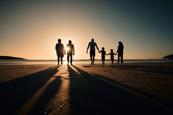 Silhouette Strand Und Große Familie Halten Händchen Bei Sonnenuntergang Urlaub — Stockfoto