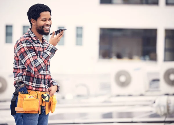 Spreker Telefoongesprek Aannemer Gelukkige Zwarte Man Praten Chatten Netwerken Mobiele — Stockfoto