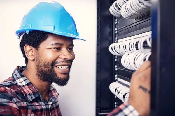 Elektricien Ingenieur Zwarte Man Met Printplaat Voor Onderhoud Inspectie Reparatie — Stockfoto