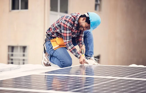 Ηλιακό Πάνελ Εγκατάσταση Μηχανικός Και Μαύρος Άνθρωπος Στην Οροφή Βιώσιμη — Φωτογραφία Αρχείου